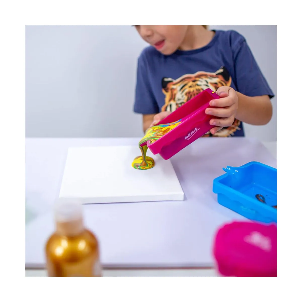 Mont Marte Paint Pouring Trays 4pc image 4